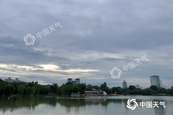 北京发布大风蓝色预警局地阵风可达8级 东部中到大雨