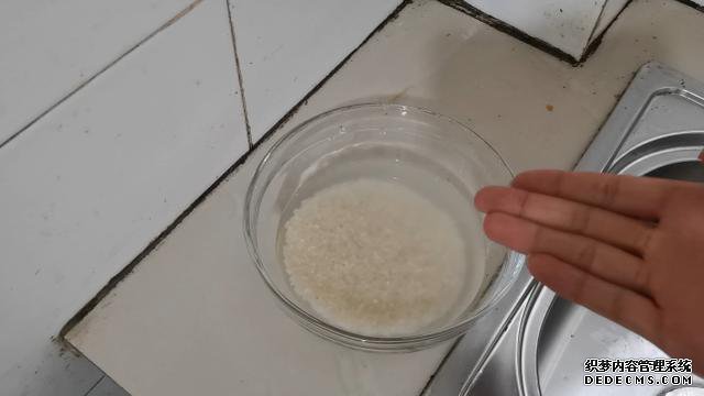 大米好不好吃关键看淘米，教你正确淘米技巧，蒸的米饭香甜可口