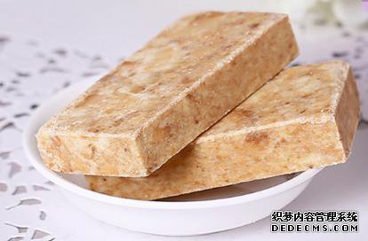 一块军用压缩饼干能顶饿48小时?沸水煮开后,一看就懂真的可以