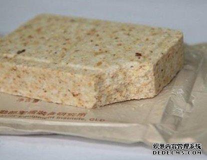 一块军用压缩饼干能顶饿48小时?沸水煮开后,一看就懂真的可以