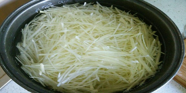 炒土豆丝总是粘锅怎么办 炒土豆不粘锅的方法