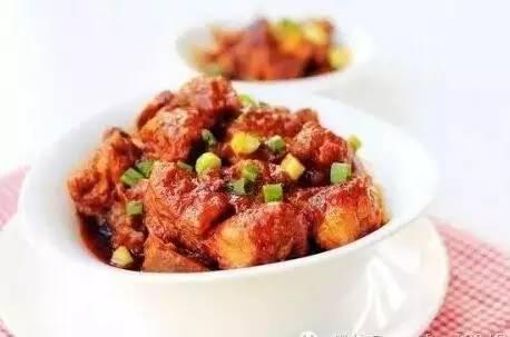 美食推荐：小炒鸡块，彩椒煎豆腐，油豆腐炒黄豆芽，糯米糍粑