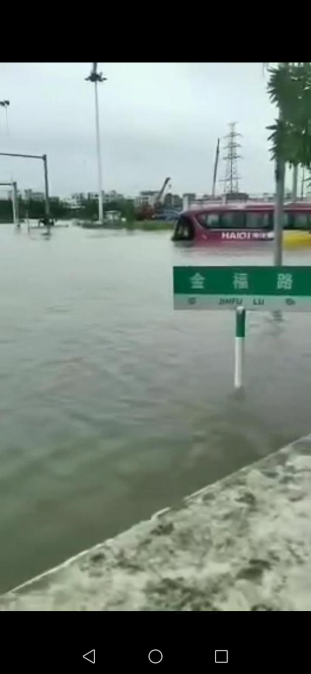 台风季来临,刮风下雨的台风天你需要注意什么