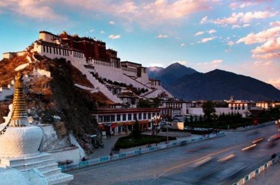 自驾游去西藏人数众多，却很少有人自驾游新疆，原因究竟是什么呢