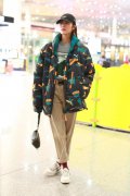 王丽坤一身all black内搭芭