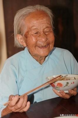 长寿老人最“懂”养生,这些生活习惯常借鉴,长寿也会向我们靠近