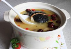 锅中烧水放入鸡块大火煮