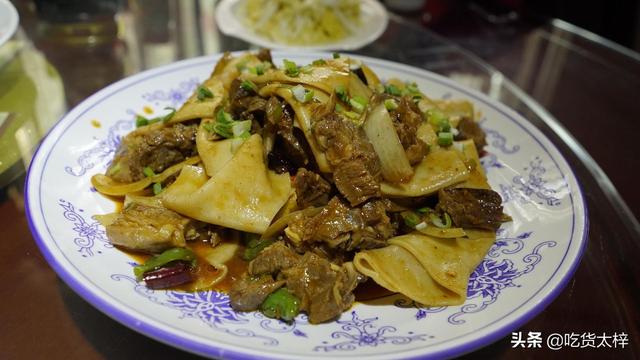 自驾去新疆:敦煌美食找对地方了!一口气点了4大盆羊肉,吃爽了