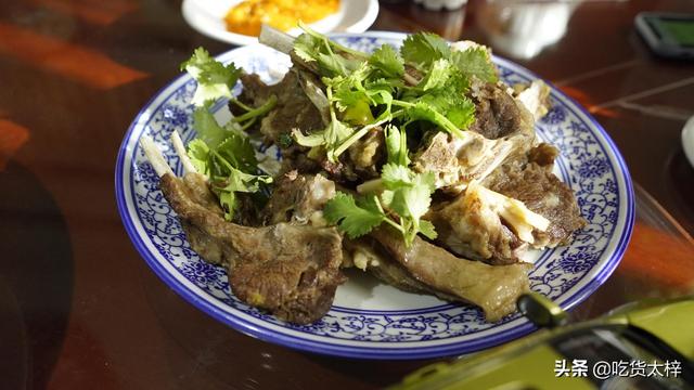 自驾去新疆:敦煌美食找对地方了!一口气点了4大盆羊肉,吃爽了