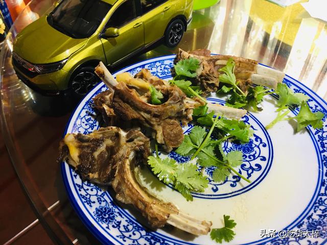 自驾去新疆:敦煌美食找对地方了!一口气点了4大盆羊肉,吃爽了