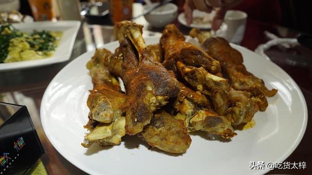 自驾去新疆:敦煌美食找对地方了!一口气点了4大盆羊肉,吃爽了