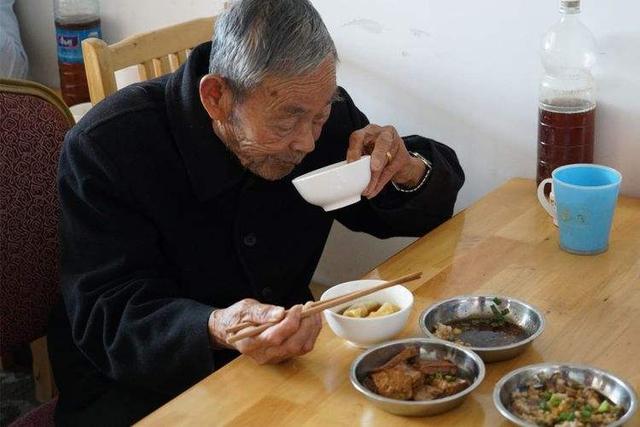 养生专家：45岁之后，能做到这4件事的人，离长寿不会远