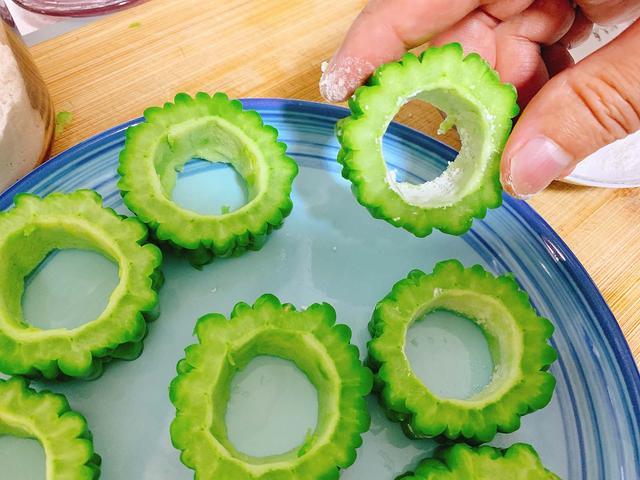夏季养生多吃点“苦”,常吃这道菜,清心明目,肌肤光滑细腻