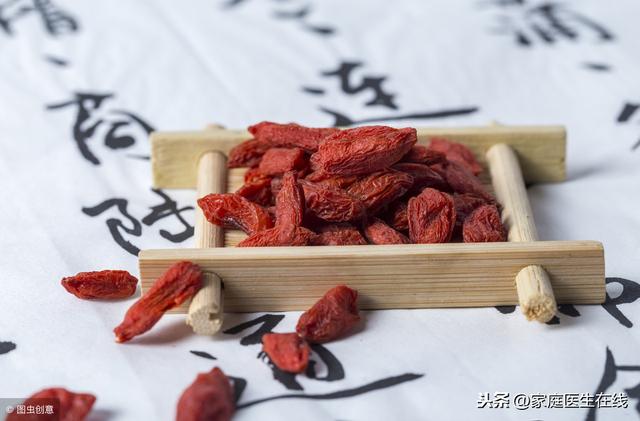枸杞泡水喝要看时间吗？选择三个好时机，养生效果会加倍