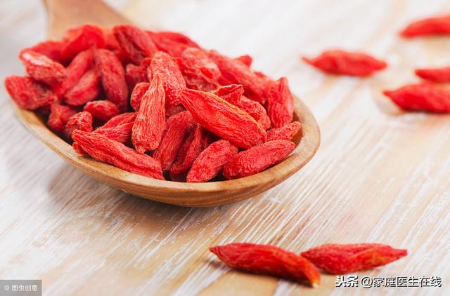 枸杞泡水喝要看时间吗？选择三个好时机，养生效果会加倍