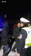 但都不是该女子的家人。