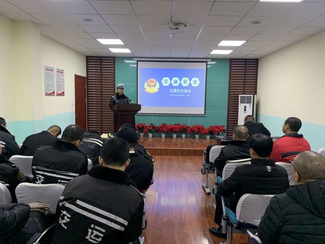 雨雪天气来临,交警走进巴士公司开展冬季雨雪天气安全行车知识宣讲