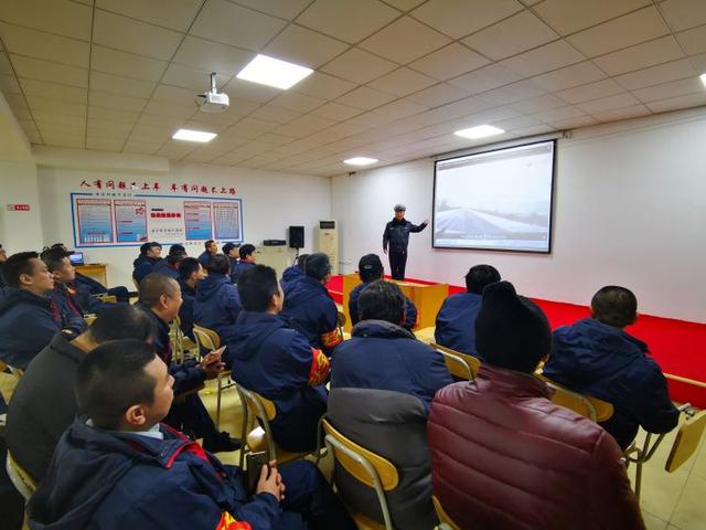 雨雪天气来临,交警走进巴士公司开展冬季雨雪天气安全行车知识宣讲