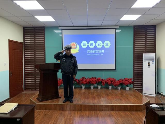 雨雪天气来临,交警走进巴士公司开展冬季雨雪天气安全行车知识宣讲