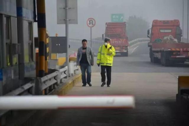 「预 警」遇雾灯光很关键!大雾天气或将持续,外出请注意安全!