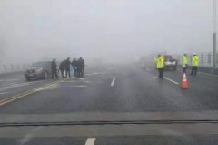 大雾天气交警上路维护秩