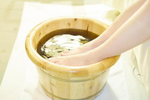 天天泡脚是养生?但对这三类人来说,不但不养生而且伤身!