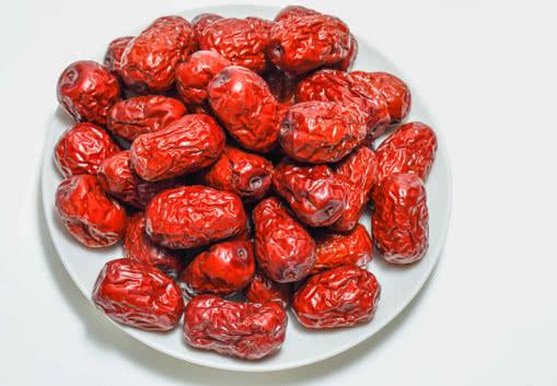 红枣虽能养生补血,但这6种人应慎食,否则对身体有害!