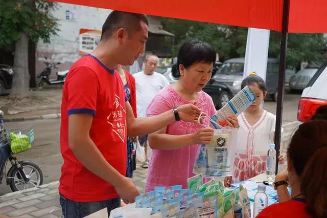 孕妈妈要买无碘盐,盐业工作人员真情劝阻,认真讲解科学补碘方法