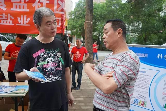 孕妈妈要买无碘盐,盐业工作人员真情劝阻,认真讲解科学补碘方法