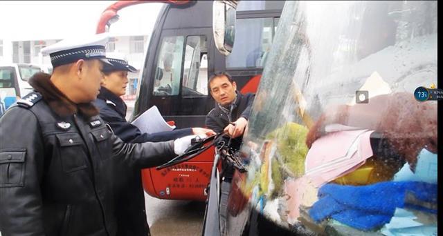 东西湖交警雨雪天气排查春运客运交通安全隐患