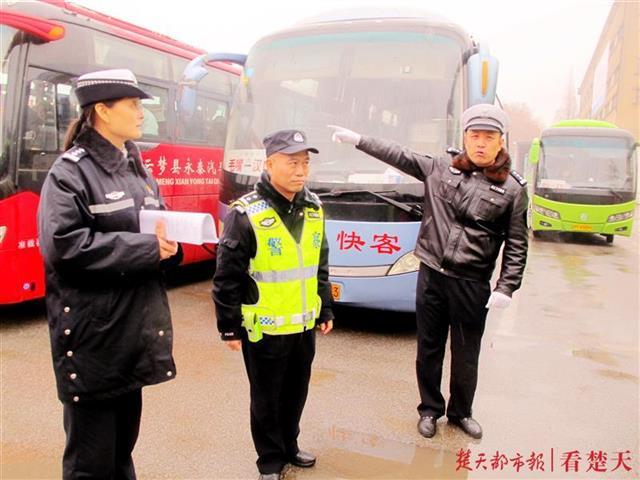 东西湖交警雨雪天气排查春运客运交通安全隐患