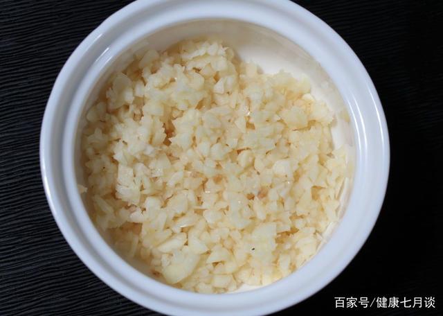 大蒜保健养生人人知,多花15分钟,保留最多大蒜素,有利健康!