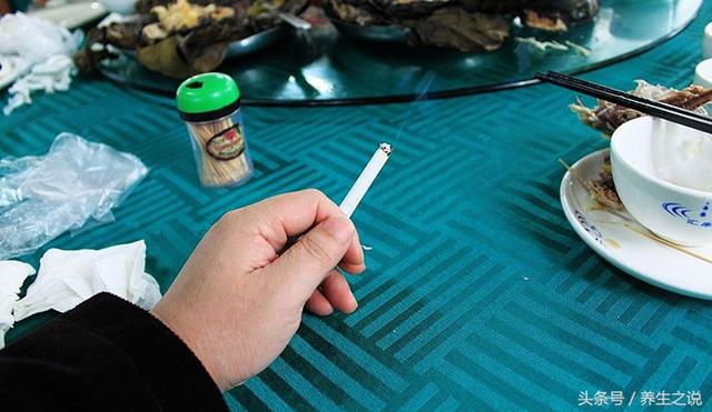 不论男女,饭后出现4种表现,是胃不好!吃饭时,3件事最好改一改