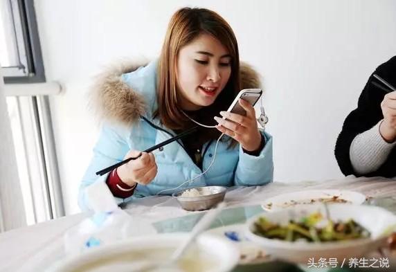 不论男女,饭后出现4种表现,是胃不好!吃饭时,3件事最好改一改