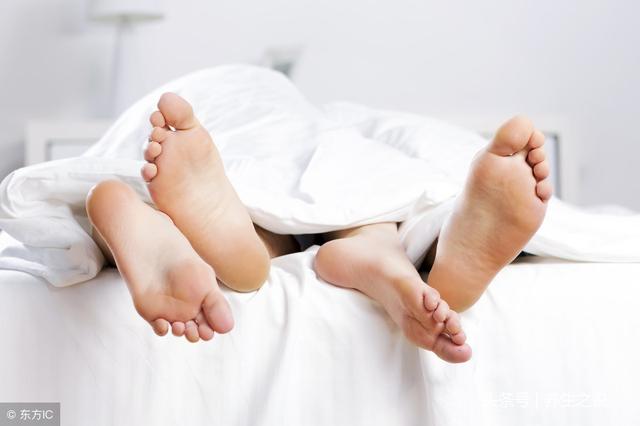 睡觉时,有这4种异常,警惕肝出了毛病,3件事再想做也要忍忍!