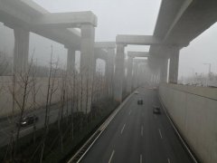 西部有中到重度霾。 今天