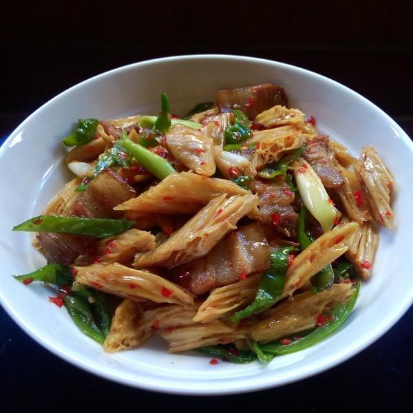 年夜饭推荐：泰式酸辣虾，番茄虾仁豆腐，辣椒腐竹炒肉片的做法