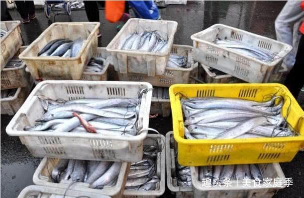 临近春节，农贸市场带鱼非常畅销，遇见这几种带鱼，白给都不能要