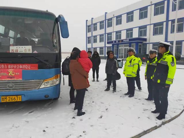 【冰雪天气交通提示】冰雪天气 西峰交警提醒注意交通安全!