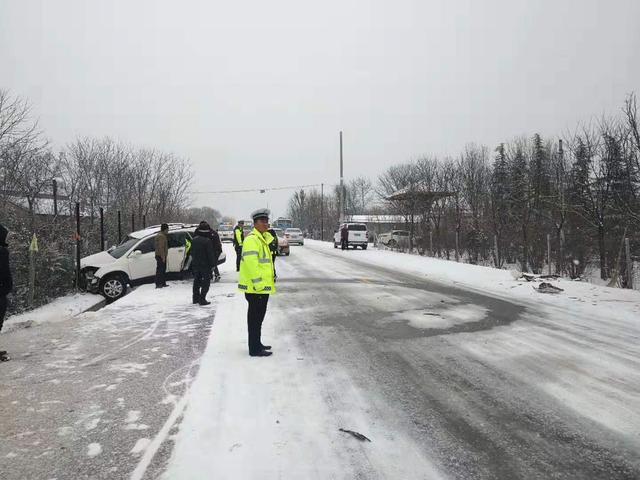 【冰雪天气交通提示】冰雪天气 西峰交警提醒注意交通安全!