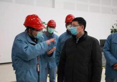 听取工作人员对疫情防控