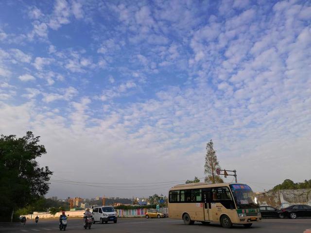 网友拍到温岭天空出现地震云,地震云真的存在吗?