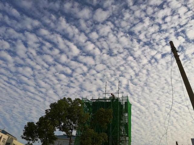 网友拍到温岭天空出现地震云,地震云真的存在吗?