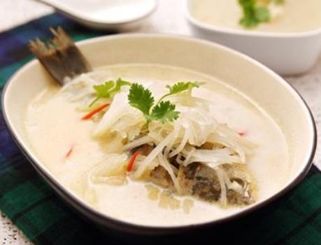 炖鲫鱼汤时，用开水还是冷水？做对了，鱼肉鲜香汤汁浓白，特好喝