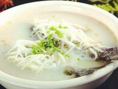炖鲫鱼汤时，用开水还是冷水？做对了，鱼肉鲜香汤汁浓白，特好喝