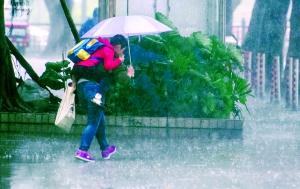 昨天广州天气真“热闹”——雷雨,大风,降温,下冰雹