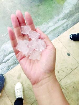 昨天广州天气真“热闹”——雷雨,大风,降温,下冰雹