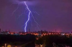 雷雨天气频繁，父母一定