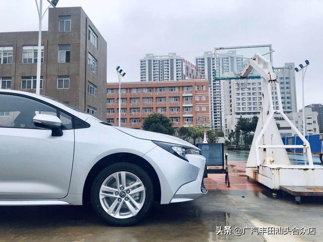 雨雾天气行车如何保证安全?老司机:开车灯不超速