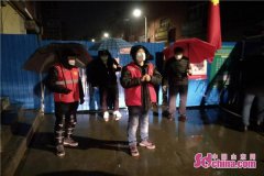 淄川区老百姓为在风雨中